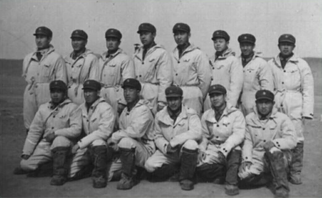 (1978年3月，参加核试验战友合影。前排左起：刘召前、李清朝、李明亮、陈新传、刘树杰、张承祥；后排左起：耿涛、董福华、王子成、开钢、李秀智、李建华、张志俊、刘树合；