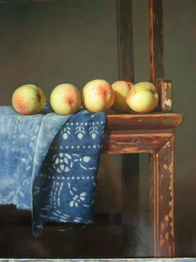 张青写实油画静物作品《桃子》