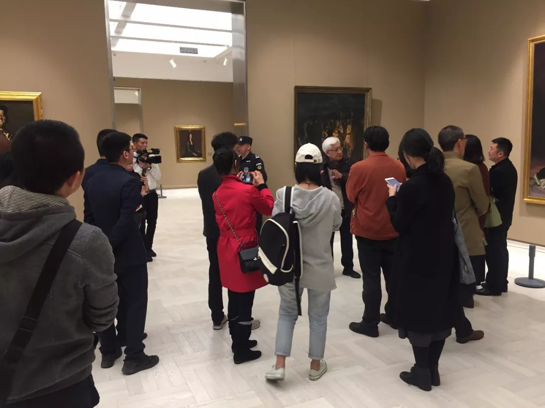 全山石先生为记者导览