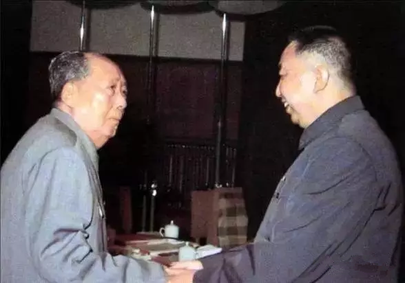 1976年，华国锋同志就任中共中央第一副主席、国务院总理与毛泽东主席握手