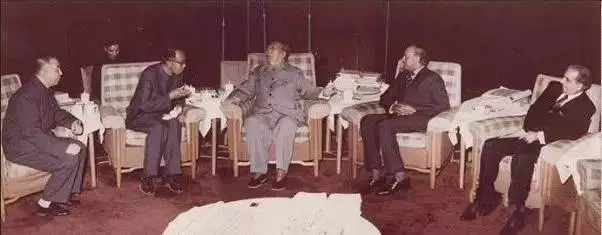 1976年5月27日，华国锋同志陪同毛泽东主席最后一次会见外宾
