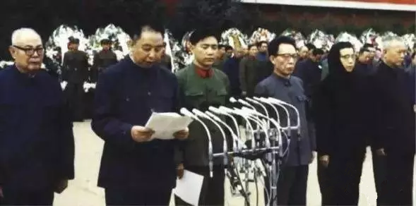 1976年9月18日，华国锋在毛泽东主席追悼大会上致悼词